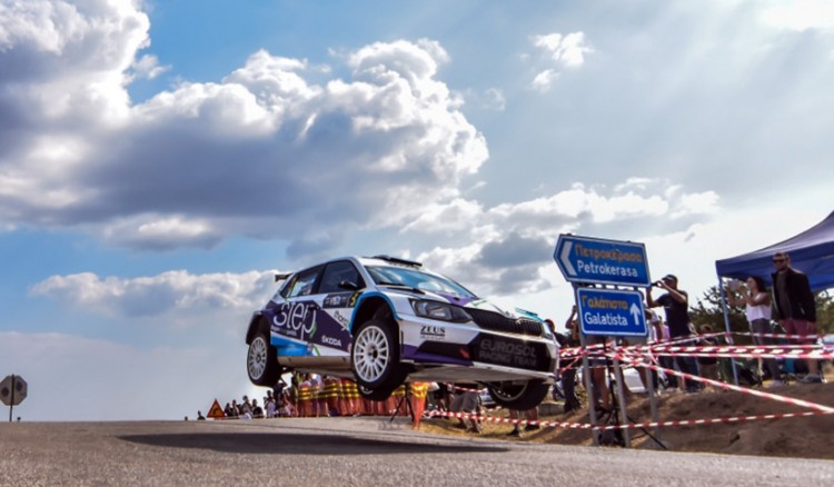 Θεσσαλονίκη: Πατέρας και γιος μαζί στα καθίσματα ενός αυτοκινήτου αγώνων στο 53ο Ράλι ΔΕΘ