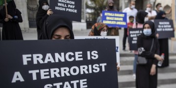 Απειλές κατά του Μακρόν και του περιοδικού «Charlie Hebdo» για σκίτσα του Μωάμεθ