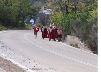 Άγγλοι με ενδυμασία αρχαίων Σπαρτιατών περπάτησαν στα χνάρια των «300» του Λεωνίδα (βίντεο)
