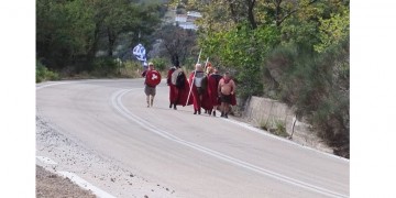 Άγγλοι με ενδυμασία αρχαίων Σπαρτιατών περπάτησαν στα χνάρια των «300» του Λεωνίδα (βίντεο)
