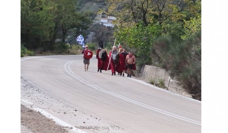 Άγγλοι με ενδυμασία αρχαίων Σπαρτιατών περπάτησαν στα χνάρια των «300» του Λεωνίδα (βίντεο)