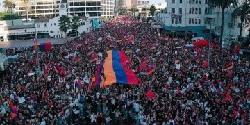 ΗΠΑ: Μεγαλειώδης πορεία Αρμενίων προς το τουρκικό προξενείο στο Λος Άντζελες (φωτο)