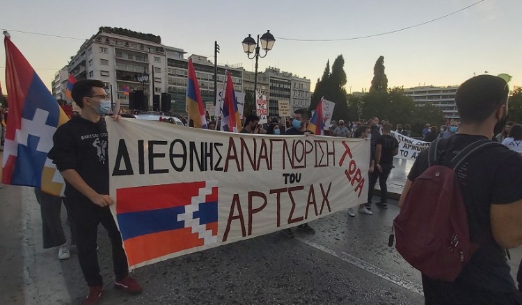 Αρμένιοι και Έλληνες σε πορεία στην πρεσβεία της Τουρκίας για το Αρτσάχ