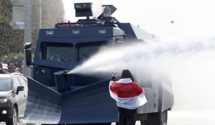 Λευκορωσία: Aναφορές για πυροβολισμούς σε συγκρούσεις αστυνομικών δυνάμεων-διαδηλωτών