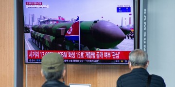 Νέο διηπειρωτικό βαλλιστικό πύραυλο παρουσίασε η Βόρεια Κορέα