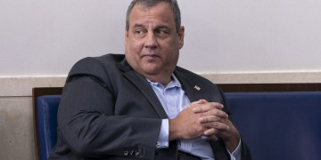 Σύμβουλος του Τραμπ: Έκανα λάθος που δεν φορούσα μάσκα στον Λευκό Οίκο