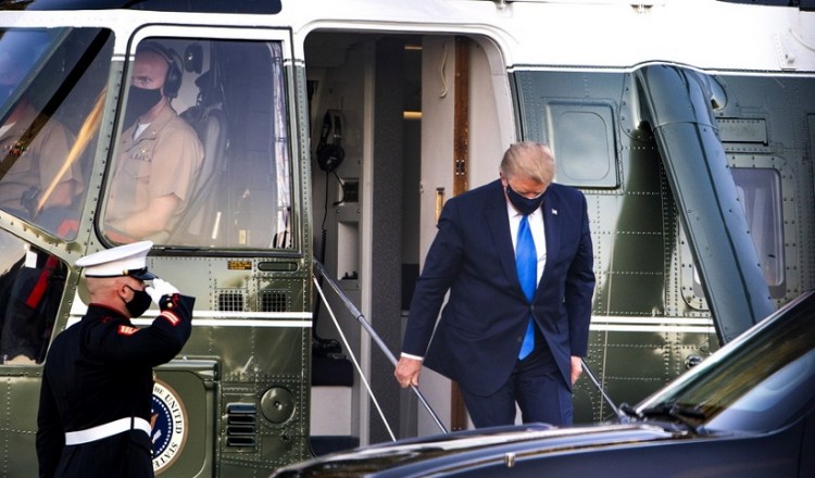 Στο νοσοκομείο ο Τραμπ με ήπια συμπτώματα κορονοϊού – Ανήκει σε ομάδα υψηλού κινδύνου (βίντεο)