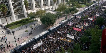 «Φρούριο» το Εφετείο Αθηνών για τη δίκη της Χρυσής Αυγής – Μεγάλη συγκέντρωση σε εξέλιξη (live)