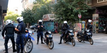 Εκκενώθηκε κατάληψη στα Εξάρχεια – Επτά προσαγωγές