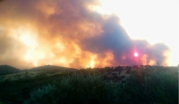 Ζάκυνθος: Μάχη με τις φλόγες πάνω από το «Ναυάγιο» (βίντεο)