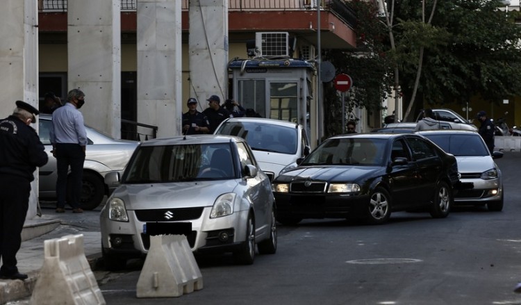 Χρυσή Αυγή: Ξεκίνησε η μεταγωγή των καταδικασθέντων στις φυλακές – Τι είπε ο δικηγόρος του Χρήστου Παππά (βίντεο)