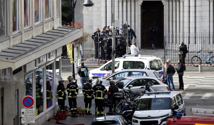 Νέο σοκ στη Γαλλία με τρεις νεκρούς από επίθεση σε εκκλησία – Γυναίκα αποκεφαλίστηκε