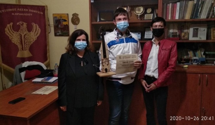 Η Εύξεινος Λέσχη Ποντίων Ηρακλείου βράβευσε τον μαθητή που διακρίθηκε στο διαγωνισμό για τον ποντιακό ελληνισμό