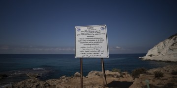 Ταμπέλα στην ισραηλινή πλευρά πληροφορεί για τα σύνορα με τον Λίβανο (φωτ.: EPA / Atef Safadi)