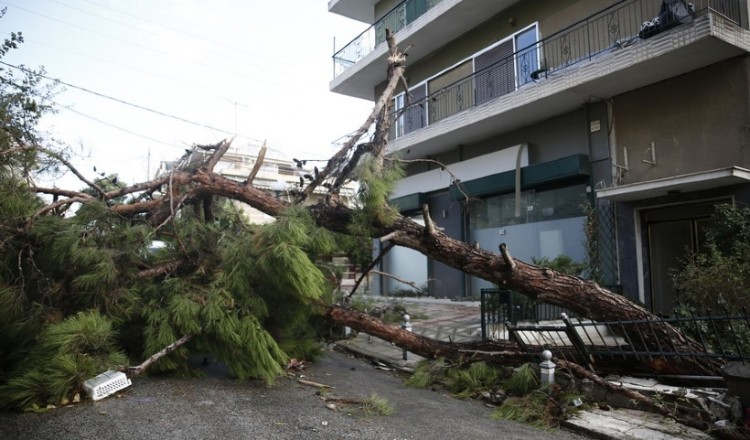 Η κακοκαιρία χτύπησε την Αττική – Μεγάλες καταστροφές στο Ηράκλειο (βίντεο)