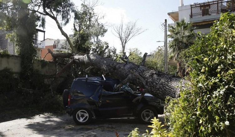 Νέο Ηράκλειο: Ανεμοστρόβιλος δεν αποκλείεται να «χτύπησε» την περιοχή