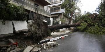 Τρεις τραυματίες από την κακοκαιρία στο Νέο Ηράκλειο (βίντεο)