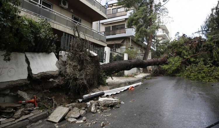 Τρεις τραυματίες από την κακοκαιρία στο Νέο Ηράκλειο (βίντεο)