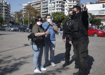 Προς νέα μέτρα μετά την εκτίναξη των κρουσμάτων – Τι εξετάζεται, αγωνία για τη Θεσσαλονίκη
