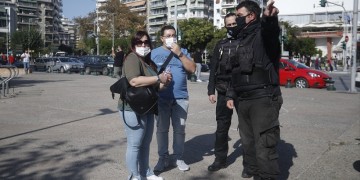Προς νέα μέτρα μετά την εκτίναξη των κρουσμάτων – Τι εξετάζεται, αγωνία για τη Θεσσαλονίκη
