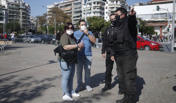 Προς νέα μέτρα μετά την εκτίναξη των κρουσμάτων – Τι εξετάζεται, αγωνία για τη Θεσσαλονίκη