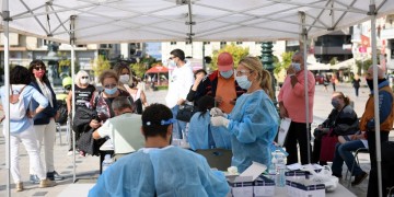 Ξεπέρασαν τα 2.000 τα νέα κρούσματα κορονοϊού – Γεμίζουν οι ΜΕΘ