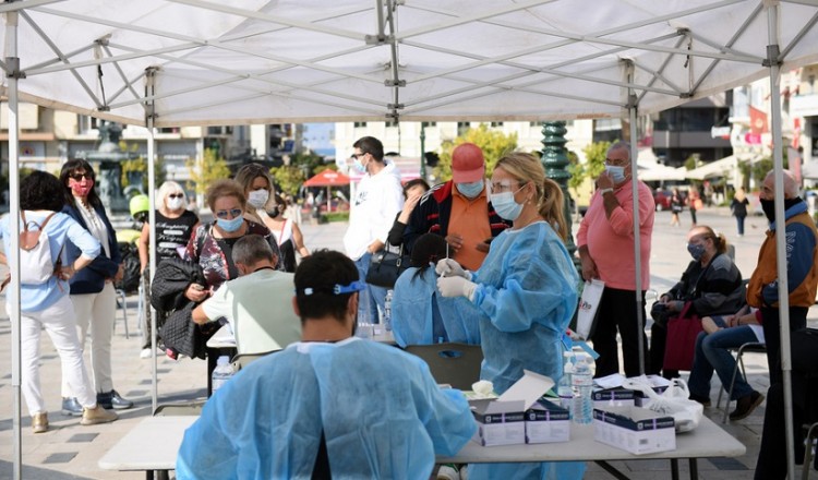 Ξεπέρασαν τα 2.000 τα νέα κρούσματα κορονοϊού – Γεμίζουν οι ΜΕΘ