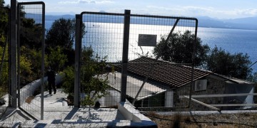 Σοκ από το διπλό φονικό στο Λουτράκι – Ερωτικό τρίγωνο «βλέπουν» οι Αρχές