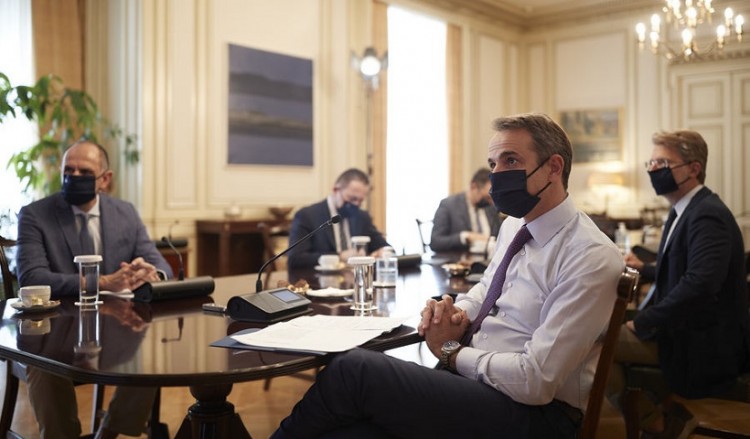 Τηλεδιάσκεψη Μητσοτάκη με περιφερειάρχες μετά την έξαρση κρουσμάτων κορονοϊού