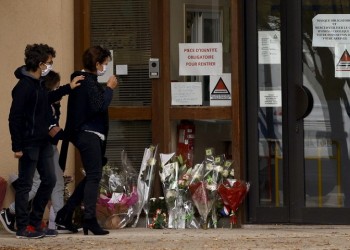 Σε σοκ η Γαλλία μετά τον αποκεφαλισμό του καθηγητή – Δεσμούς με το ISIS φέρεται να είχε ο δράστης