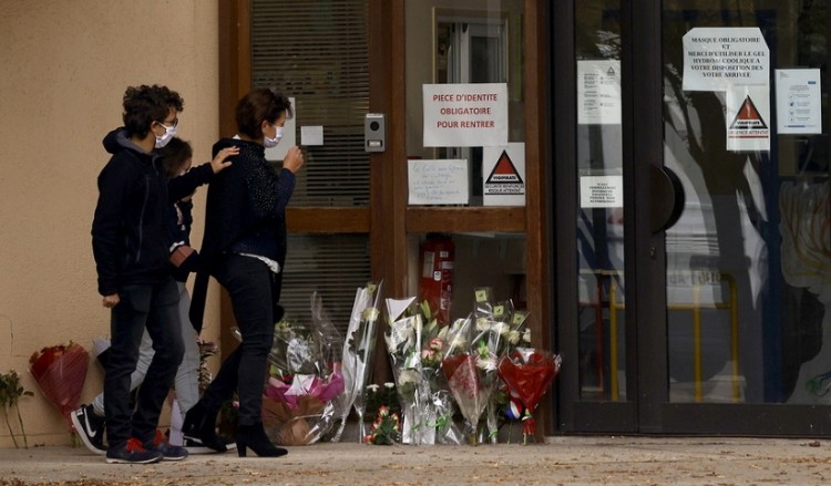 Σε σοκ η Γαλλία μετά τον αποκεφαλισμό του καθηγητή – Δεσμούς με το ISIS φέρεται να είχε ο δράστης