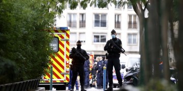 Γαλλία: 9 συλλήψεις για τη δολοφονία του εκπαιδευτικού – Επιβεβαιώθηκε η ταυτότητα του δράστη