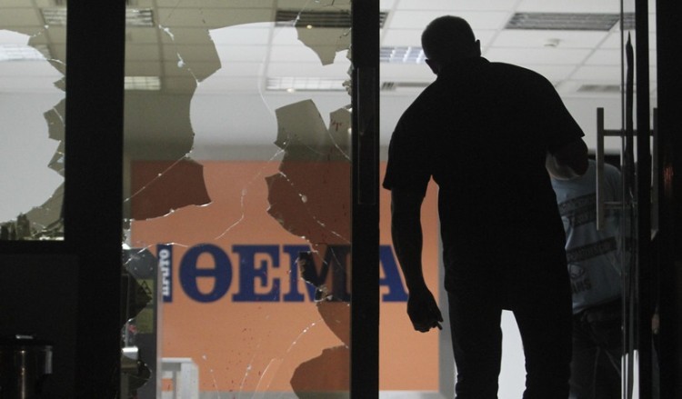 Άγνωστοι έγραψαν συνθήματα στο κτήριο της εφημερίδας «Πρώτο Θέμα»