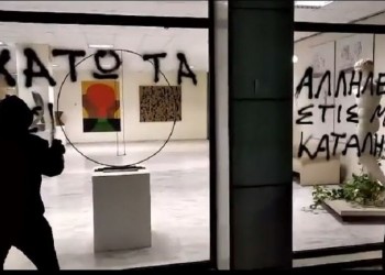 Διπλή «παρέμβαση» Ρουβίκωνα, για κορονοϊό και καταλήψεις