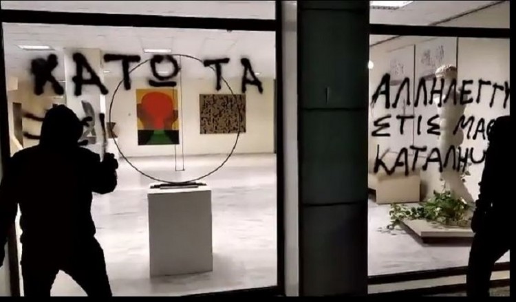 Διπλή «παρέμβαση» Ρουβίκωνα, για κορονοϊό και καταλήψεις