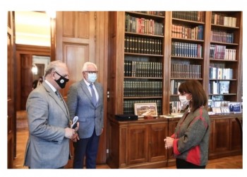 Η Κατερίνα Σακελλαροπούλου συναντήθηκε με αντιπροσωπεία της Οικουμενικής Ομοσπονδίας Κωνσταντινουπολιτών