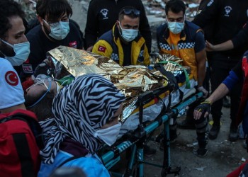 Σεισμός στη Σμύρνη: Οι διασώστες αναζητούν θαύματα στα χαλάσματα (βίντεο)