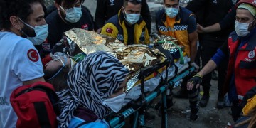 Σεισμός στη Σμύρνη: Οι διασώστες αναζητούν θαύματα στα χαλάσματα (βίντεο)