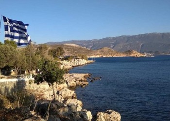 Στο Καστελόριζο υψώθηκε η μεγαλύτερη ελληνική σημαία (φωτο, βίντεο)