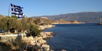 Στο Καστελόριζο υψώθηκε η μεγαλύτερη ελληνική σημαία (φωτο, βίντεο)