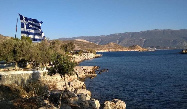 Στο Καστελόριζο υψώθηκε η μεγαλύτερη ελληνική σημαία (φωτο, βίντεο)