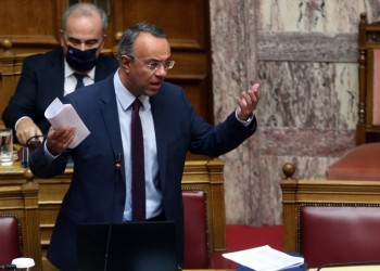 Πρόταση μομφής κατά Σταϊκούρα: Συνεχίζεται η συζήτηση στη Βουλή