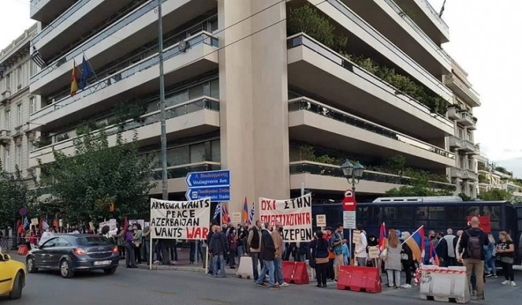 Διαμαρτυρία Αρμενίων στην Αθήνα για το Ναγκόρνο Καραμπάχ – Παραδόθηκε υπόμνημα στην Αντιπροσωπεία της ΕΕ
