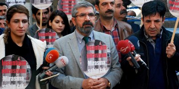 Τουρκία: Ξεκίνησε η πολυαναμενόμενη δίκη για το φόνο του Κούρδου δικηγόρου Ταχίρ Ελτσί