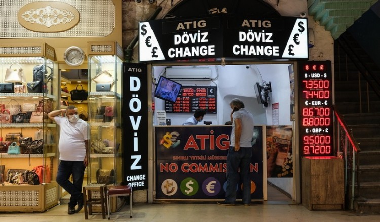Οι αμερικανικές κυρώσεις στην Τουρκία βυθίζουν την τουρκική λίρα
