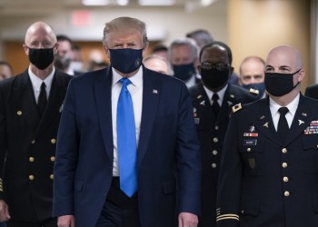 Ο Τραμπ δηλώνει ότι έχει ανοσία στον κορονοϊό