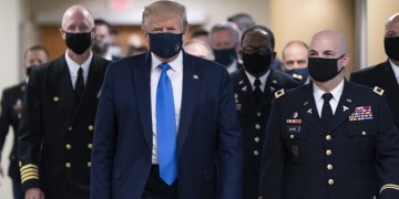 Ο Τραμπ δηλώνει ότι έχει ανοσία στον κορονοϊό