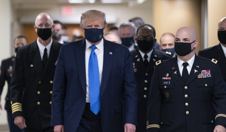 Ο Τραμπ δηλώνει ότι έχει ανοσία στον κορονοϊό