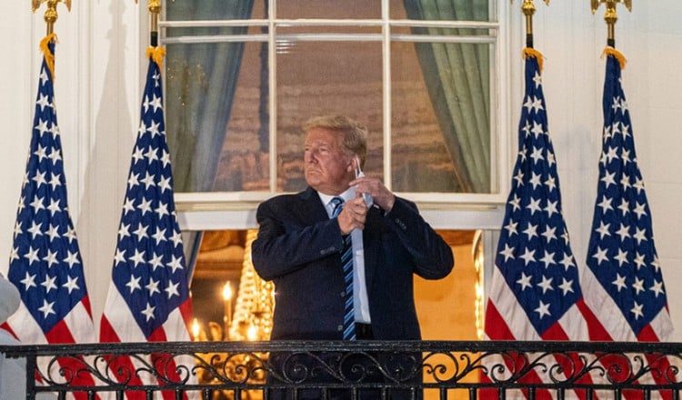 Politico: Ο Τραμπ διαμορφώνει το μήνυμα επικοινωνίας του Λευκού Οίκου, προκαλώντας σύγχυση