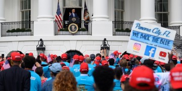 Ο Τραμπ δηλώνει ότι είναι καλά και ότι ο κορονοϊός θα εξαφανιστεί